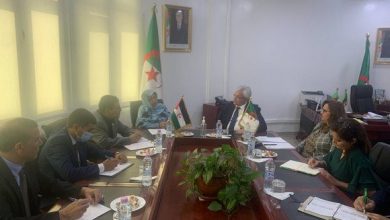 Photo of Benbahmed examine avec la ministre de la santé sahraouie les voies de développement de la coopération bilatérale