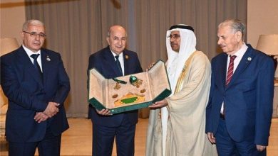 Photo of Le président du Parlement arabe décerne une médaille de haute distinction au Président Tebboune