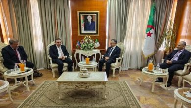 Photo of Baddari et l’ambassadeur d’Azerbaïdjan examinent les voies de renforcer la coopération entre les universités des deux pays