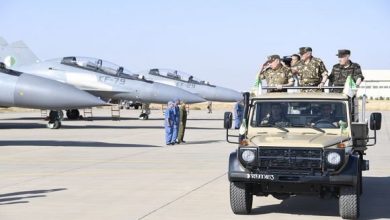 Photo of Chanegriha en visite de travail et d’inspection à la Base aérienne d’Oum El Bouaghi