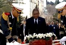 Photo of Le Président du Mozambique se recueille à la mémoire des martyrs de la Guerre de libération nationale
