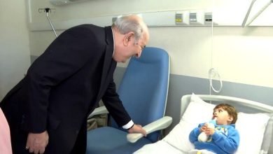 Photo of Le président de la République au chevet de la famille palestinienne d’Abdallah Nacer Arar à l’hôpital d’Aïn Naâdja