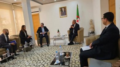 Photo of Aoun examine avec les représentants du laboratoire « Abbott » le projet de production en Algérie du vaccin contre la grippe saisonnière