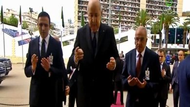 Photo of Le président de la République dépose une gerbe de fleurs devant les stèles commémoratives de Aissat Idir et Abdelhak Benhamouda