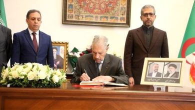 Photo of Décès du Président iranien Ebrahim Raïssi: Goudjil signe le registre de condoléances