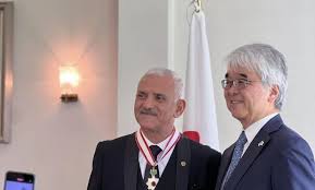 Photo of Bouazzara reçoit l’Ordre du Soleil levant de l’ambassade du Japon en Algérie