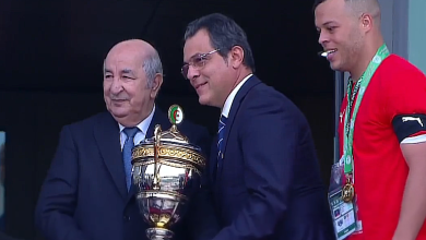 Photo of Le président de la République remet la Coupe d’Algérie au capitaine du CR Belouizdad
