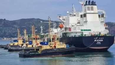 Photo of Le pétrolier algérien « In Ecker », chargé de 30.000 tonnes de fioul, quitte le port de Skikda pour le Liban