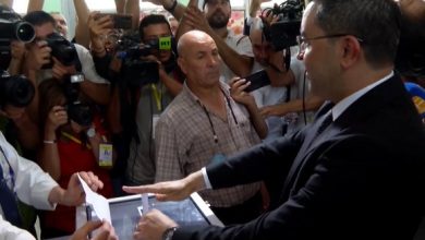 Photo of Présidentielle: Youcef Aouchiche accomplit son devoir électoral