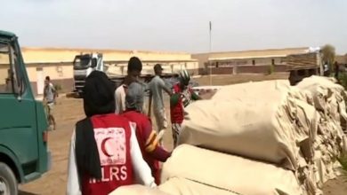 Photo of Inondations/camps de réfugiés près de Tindouf: remise d’un lot d’aides alimentaires