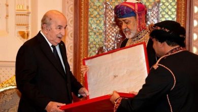 Photo of Sa Majesté le Sultan d’Oman décore le président de la République de la médaille de l’Ordre d’Al-Saïd