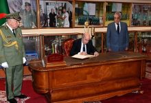 Photo of Le président de la République signe le livre d’or du musée du Complexe sportif militaire