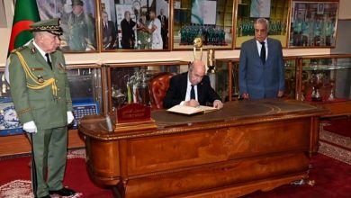 Photo of Le président de la République signe le livre d’or du musée du Complexe sportif militaire