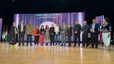 Photo of deux artistes d’Algérie et du Pakistan lauréats du concours international de la miniature et de l’enluminure