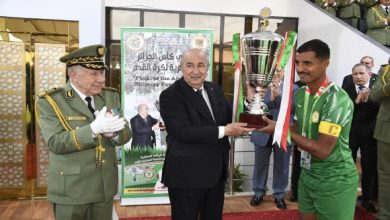 Photo of Coupe militaire d’Algérie: le président de la République remet le trophée au capitaine de l’équipe de la 1ère région militaire