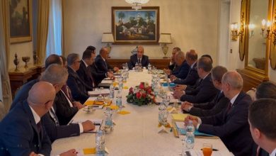 Photo of Chaib tient une réunion de coordination avec des chefs de postes consulaires