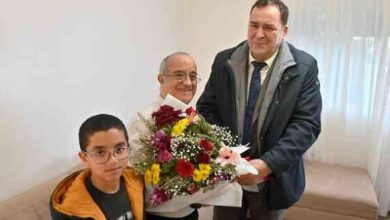 Photo of Le ministre de la Communication rend visite à l’ancien journaliste sportif, Benyoucef Ouadia