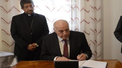 Photo of Décès du Pape François: Attaf signe le registre de condoléances au nom du Gouvernement algérien