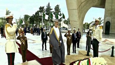 Photo of Le Sultan d’Oman se recueille à la mémoire des martyrs de la Guerre de libération nationale