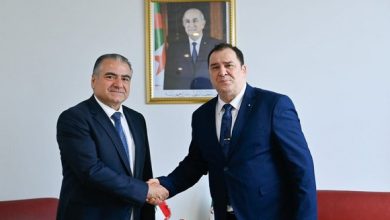 Photo of Le ministre de la Communication reçoit l’ambassadeur du Liban en Algérie