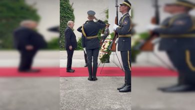 Photo of Le président de la République dépose à Ljubljana une gerbe de fleurs devant la stèle commémorative des victimes des guerres
