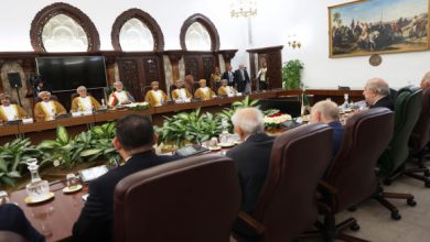 Photo of Les entretiens entre le président de la République et le Sultan d’Oman élargis aux membres des délégations des deux pays