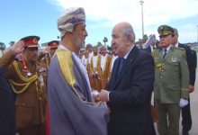 Photo of Le président de la République salue son frère le Sultan Haïtham ben Tariq à son départ d’Alger