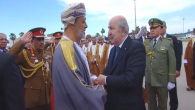 Photo of Le président de la République salue son frère le Sultan Haïtham ben Tariq à son départ d’Alger